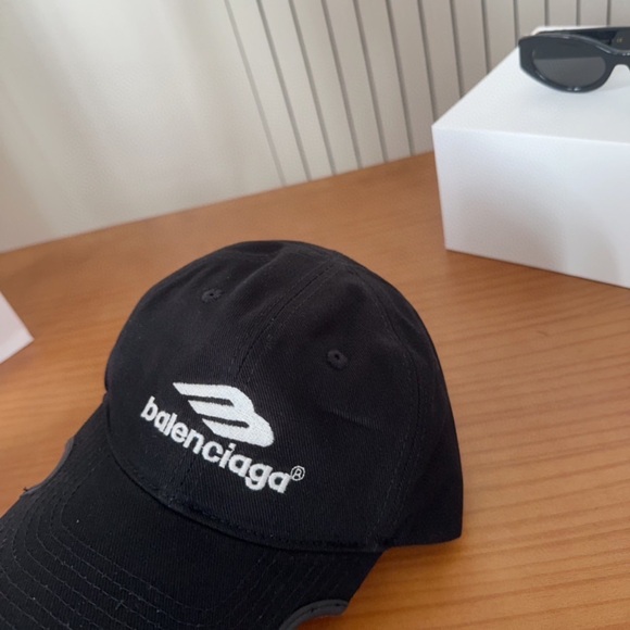NWT Balenciaga 3B Logo Distressed Baseball Cap main image 8